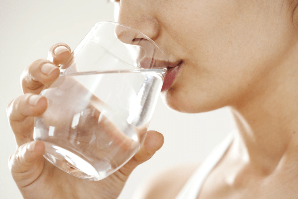 Kapsul harus diminum sekali sehari dengan makan. 