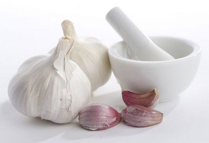 Bawang putih adalah obat tradisional untuk cacingan pada orang dewasa