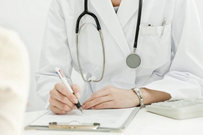 Seorang dokter yang mengobati infestasi cacing